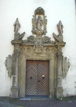 Eingangsportal der Walburga-Kirche